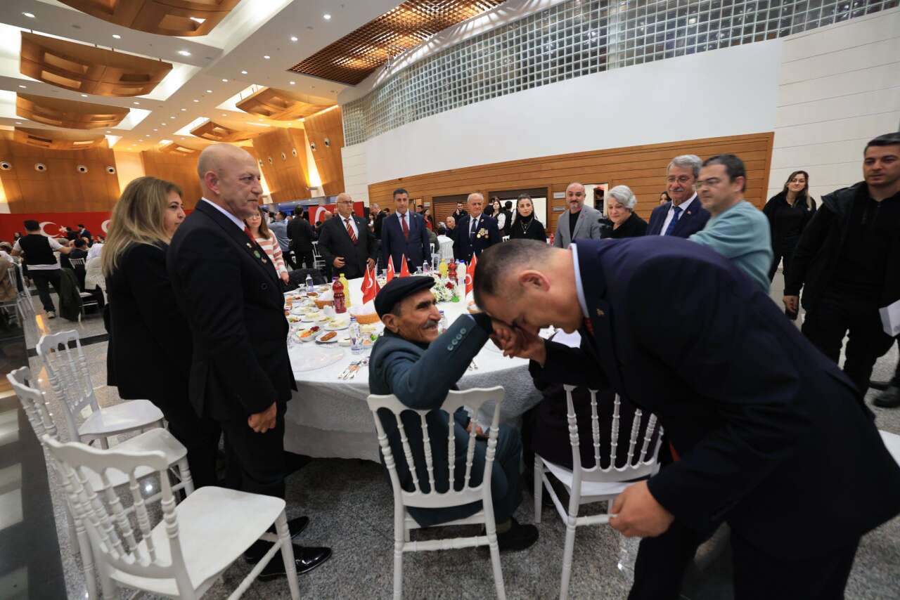 Muğla Valisi Dr. İdris Akbıyık Şehit Yakınları ve Gazilerle İftarda Bir Araya Geldi. 8